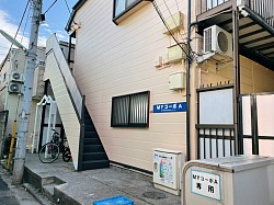 駅からまっすぐ行かれて、エニタイムオフェンスで右の小さい道に進んで、最初の分かれ道で左に進んで突き当たってもう1回左に進んで、1番奥の右側にMYコーポAがあります！